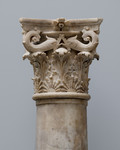 Colonna con delfini e rosette tra foglie d'acanto 1