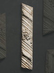 Frammento cornice architettonica dalla facciata arnolfiana del duomo a semicolonna a tortiglione con rosone tra due modanature