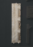 Frammento di cornice architettonica in marmo a fasce decorate a mosaico