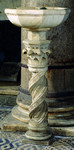 Acquasantiera con fusto a colonna tortile 3/6