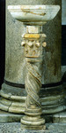Acquasantiera con fusto a colonna tortile 4/6