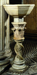 Acquasantiera con fusto a colonna tortile 2/6