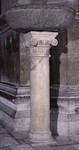 Acquasantiera con fusto a colonna e vasca verde