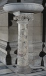 Acquasantiera con fusto a colonna e base ottagonale