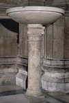 Acquasantiera con fusto a colonna con capitello ionico