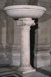 Acquasantiera con fusto a colonna ionica a base quadrata