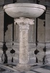 Acquasantiera con fusto a colonna ionica con abaco e kimation a ovuli