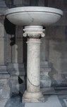 Acquasantiera con fusto a colonna ionica con astragalo e base quadrata
