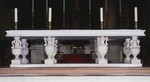 Altare maggiore mensa con vasi biansati di Baccio d'Agnolo