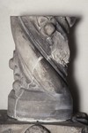 Frammento di colonnina tortile con fiori scolpiti
