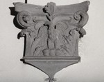 Peduccio con foglie e stemma dell'arte di Calimala
