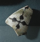 Frammento di boccale con disegno cruciforme