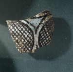 Frammento di boccale con decorazione nera a griglia