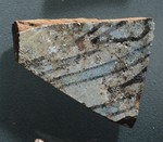 Frammento di boccale con striature azzurre