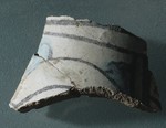 Frammento di vaso con decorazione astratta linee nere e azzurre