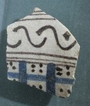 Frammento di vaso con disegni astratti blu e neri