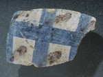 Frammento di vaso con linee ortogonali blu
