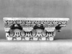Frammento di cornice architettonica in marmo con motivi decorativi