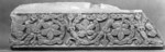 Frammento di cornice architettonica in marmo