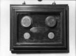 Medaglia con conio inseriti in una teca con cornice