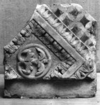 Frammento di lastra con motivi decorativi acantiformi