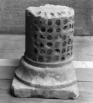 Frammento di colonnina in marmo decorato