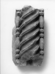 Frammento in marmo bianco scolpito di imbotte di porta
