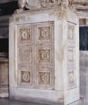 Basamento parallelepipedo con specchiature del Candelabro del Battistero